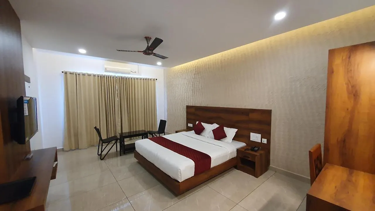 Hotel Woodlark Kattappana