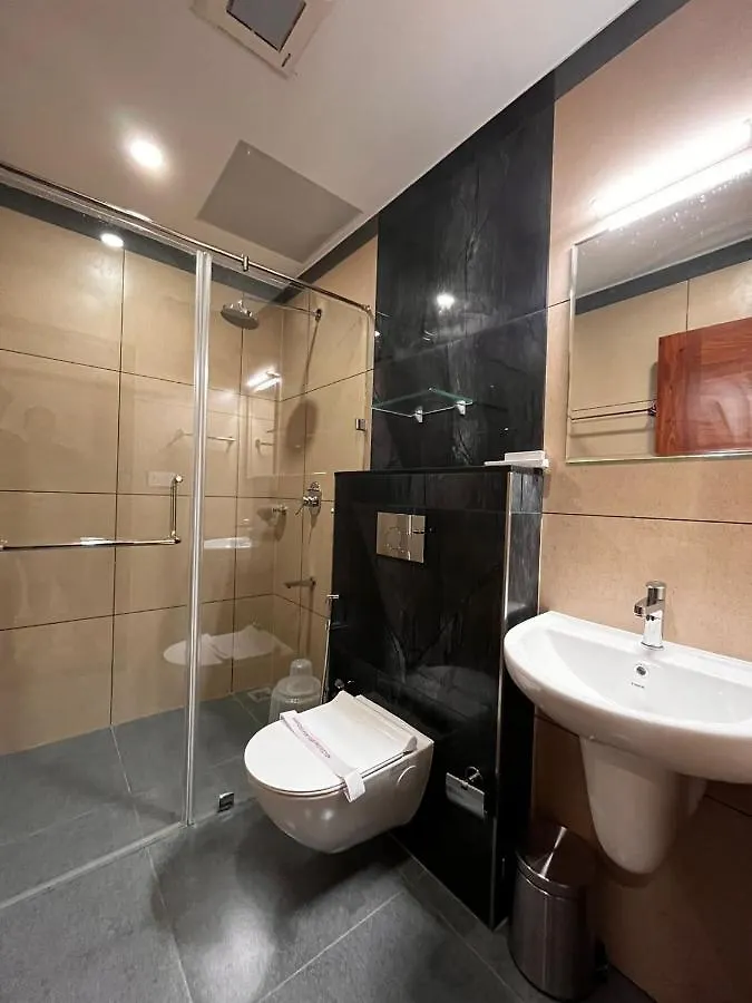 Hotel Woodlark Kattappana