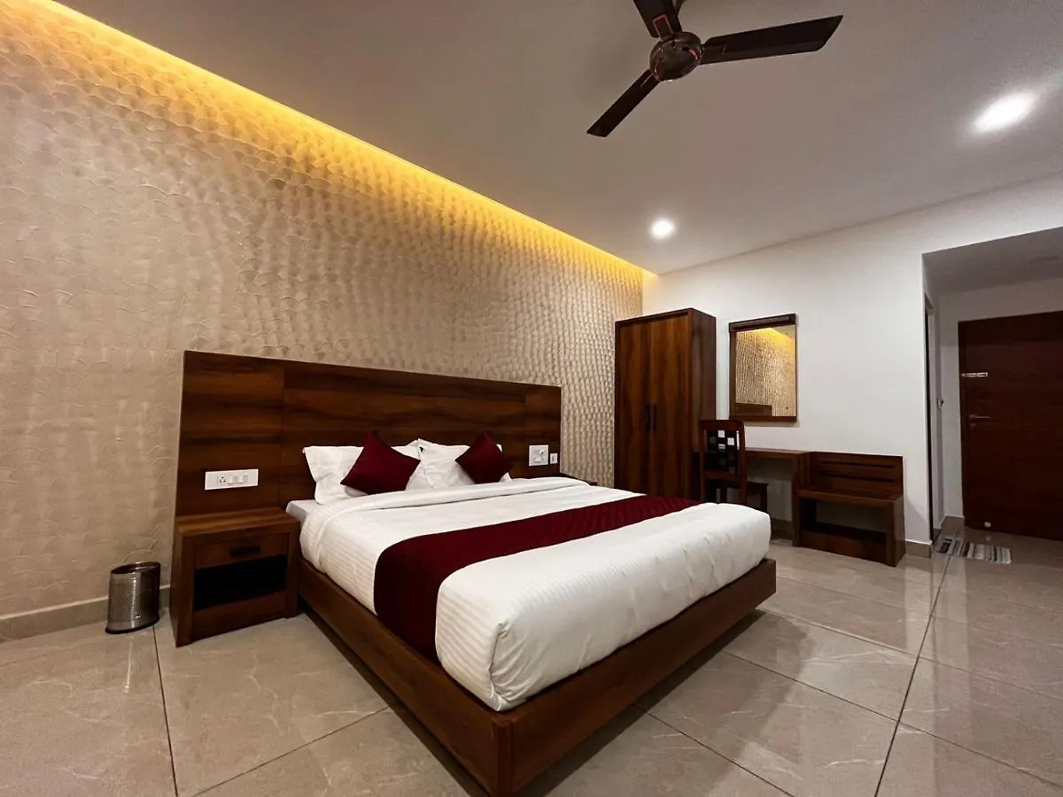 Hotel Woodlark Kattappana